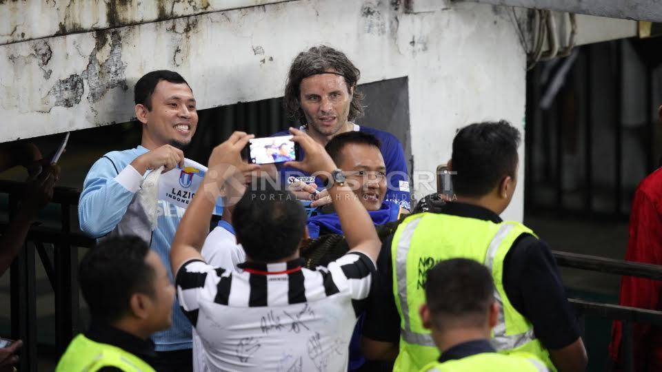 Pemain Calcio Legend, Fransesco Colonnese (tengah) melayani permintaan foto dari para fans usai laga.